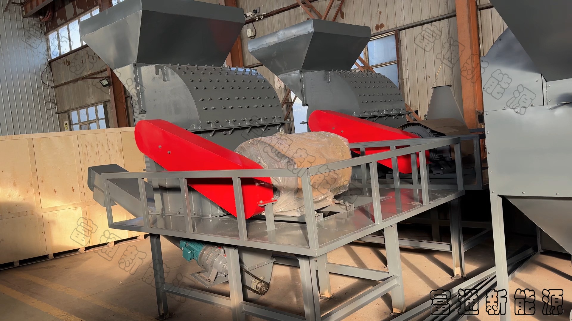 两台下出料1000型木材粉碎机顺利完工，即将发货